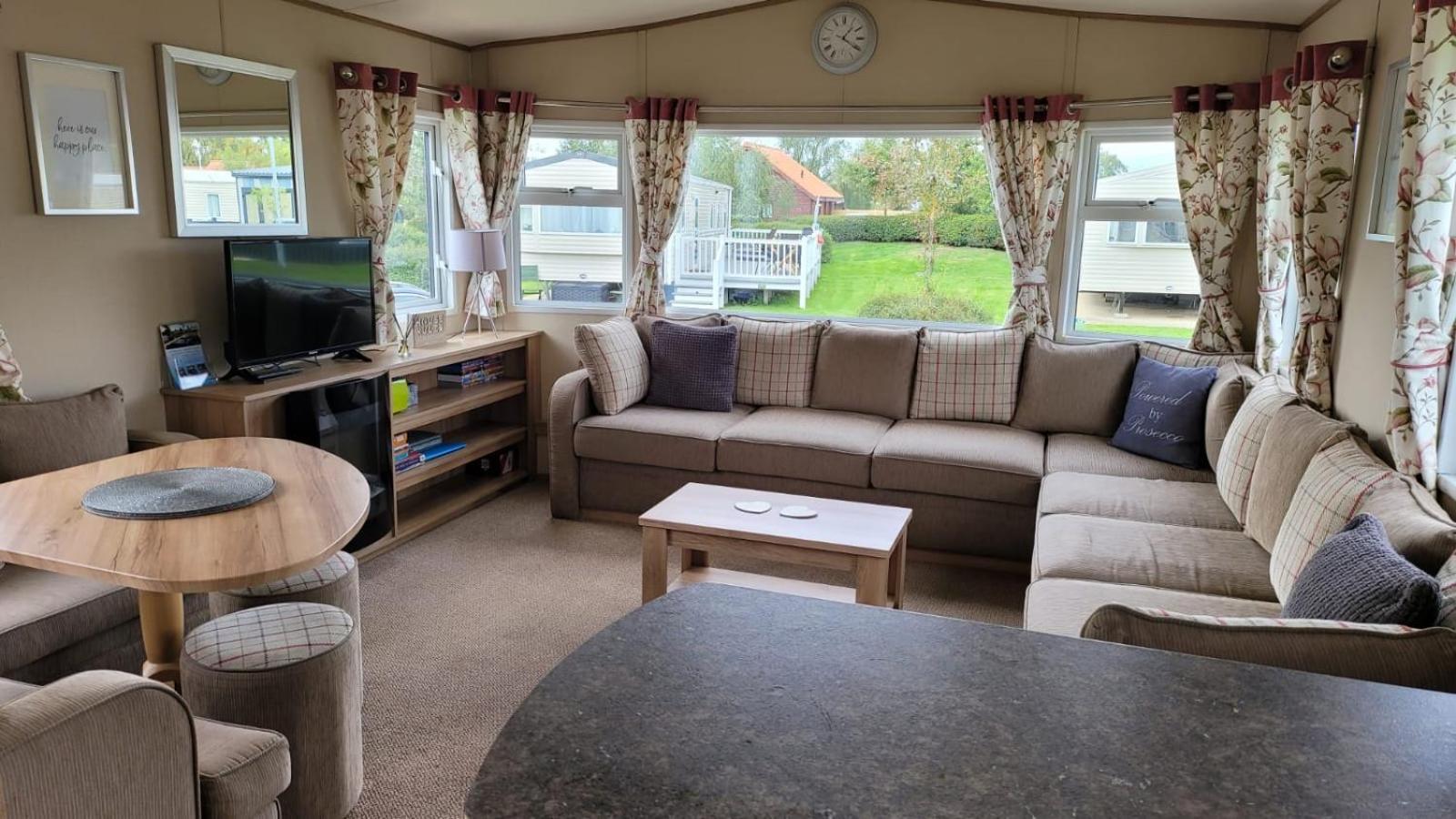 Tattershall Lakes Kingfisher Caravan 8 Berth With Hot Tub & Wifi Eksteriør bilde